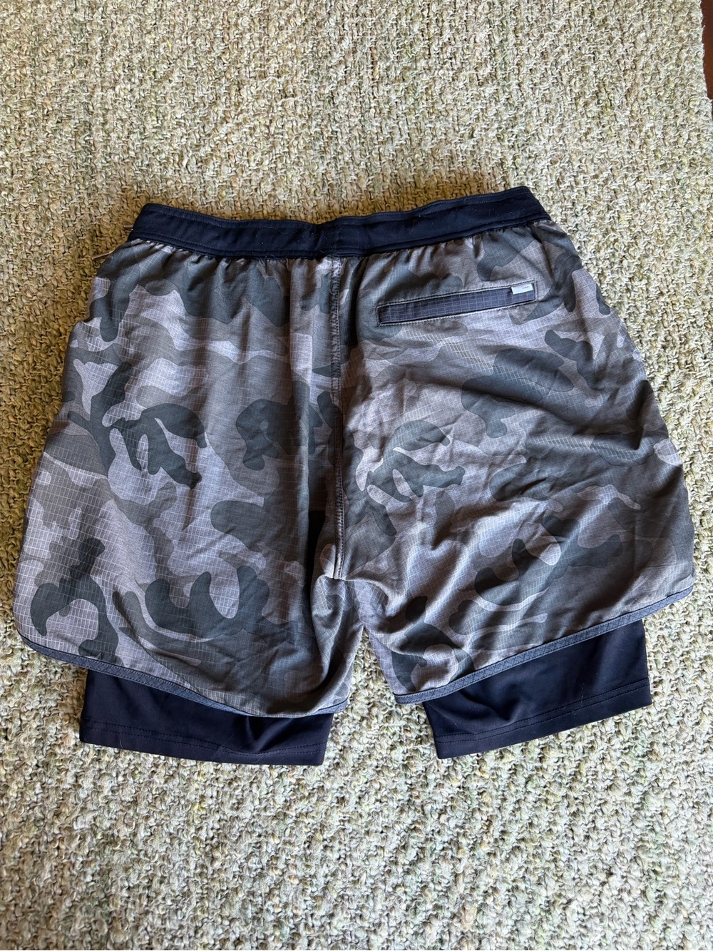 Vuori Shorts Men’s L — Grey Camo, Lined, Zip Pockets - Picture 3 of 3